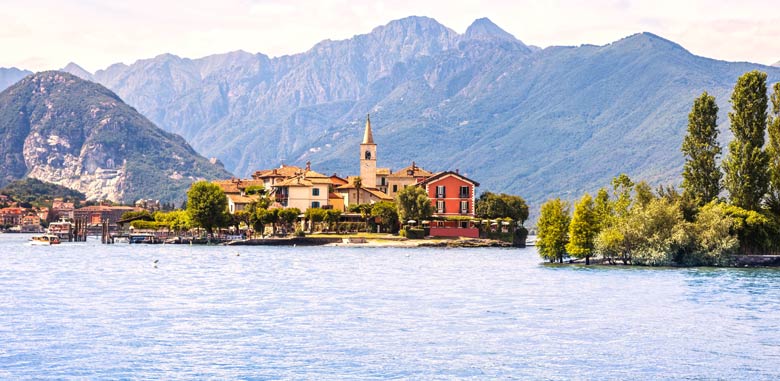 L'Isola dei Pescatori vista dall'acqua, con il campanile